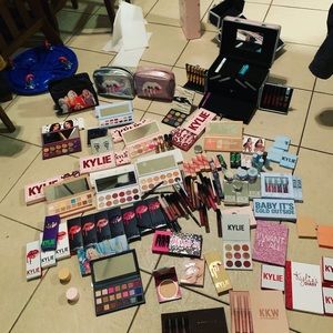 I luv 💕 Kylie if you have stuff anything 4 me 👀